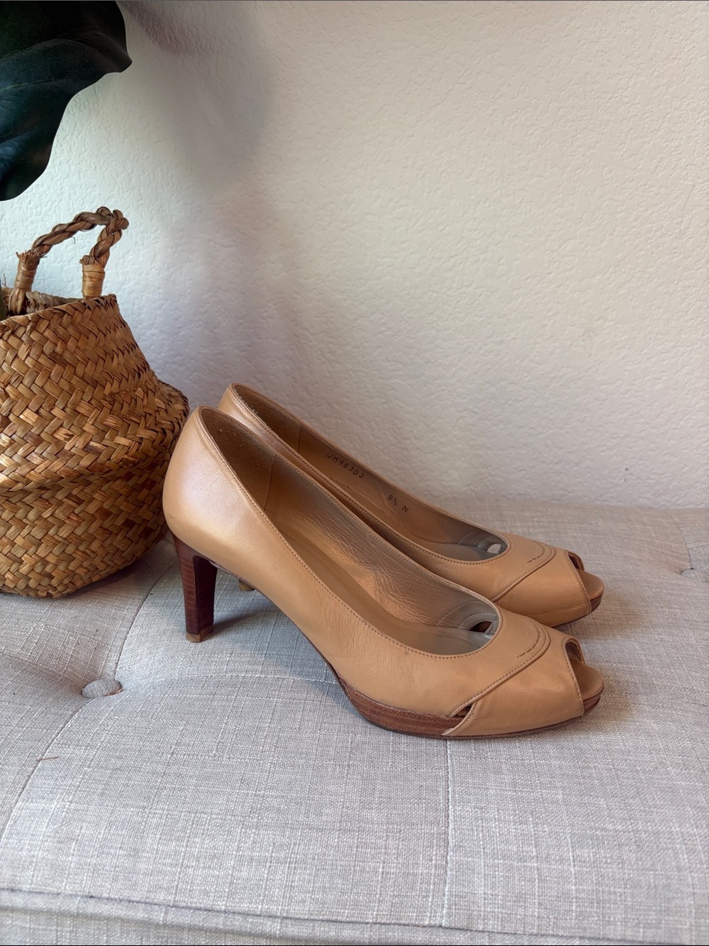 Stuart Weitzman Tan Leather Peep-Toe Heels Y2K wooden heel